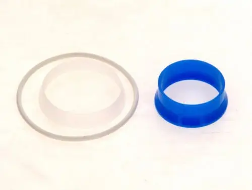 Zwei Dichtungsringe in unterschiedlichen Farben, der eine transparent und dünn, der andere blau und breiter, präsentiert auf einem hellen Hintergrund. Marke Bosch sichtbar.